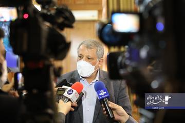 محسن هاشمی در جمع خبرنگاران: اخذ بهای خدمات حصار های کارگاهی از انسداد معابر جلوگیری می کند